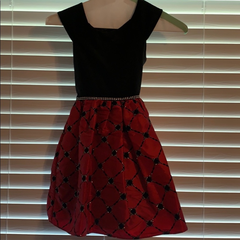 Girls 7 red & black dress in excellent condition